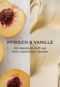 Pfirsichhälften mit rötlichem Farbton und braunem Kern neben einem glatten, cremigen Vanilleprodukt mit einem sanften, gelblichen Farbton. Text in deutscher Sprache eingeblendet.