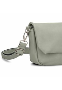 Borsa a tracolla verde in pelle con patta pieghevole, tracolla regolabile e accessori in metallo argentato. Superficie testurizzata e design minimalista.