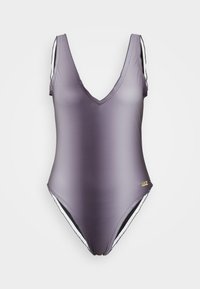 Violet vienkartinis maudymosi kostiumėlis su gilia V formos iškirpte, plonomis petnešomis, kontrastingomis juodai baltomis šoninėmis detalėmis ir auksiniu logotipo akcentu.