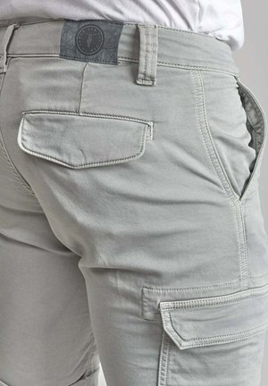 Hellgraue Cargo-Hose mit Knopfverschluss, Seitentaschen und einer Gesäßtasche mit einem markanten Stepp-Muster.