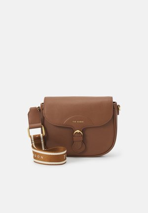 Braune Leder-Umhängetasche mit geschwungener Klappe, goldener Schnalle und abnehmbarem braunem Riemen mit weißem Text "Ted Baker London".