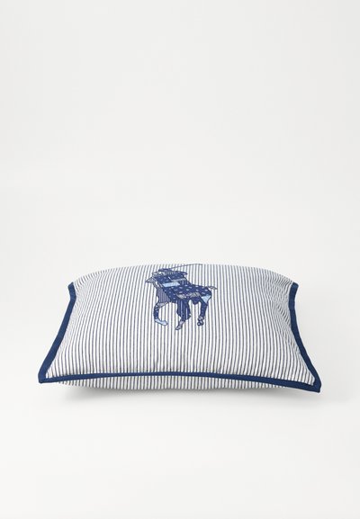 Juostuota pagalvėlė, kuriame derinamos tamsiai mėlyna ir balta spalvos, su siuvinėtu arkliu dizainu. Stačiakampio formos, apvaduota tamsiai mėlyna, minkšta tekstilės tekstūra.