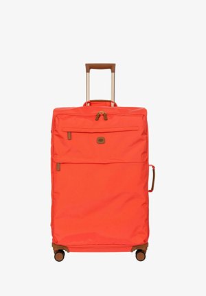 Valise souple orange vif avec poignée rétractable, poche avant zippée, poignée latérale et quatre roues pivotantes.