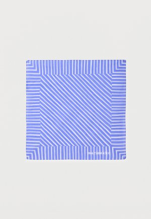 Blau-weiß gestreiftes quadratisches Tuch mit diagonalen Streifen in der Mitte und vertikalen Streifen als Rand, kleiner weißer Text am unteren Rand.