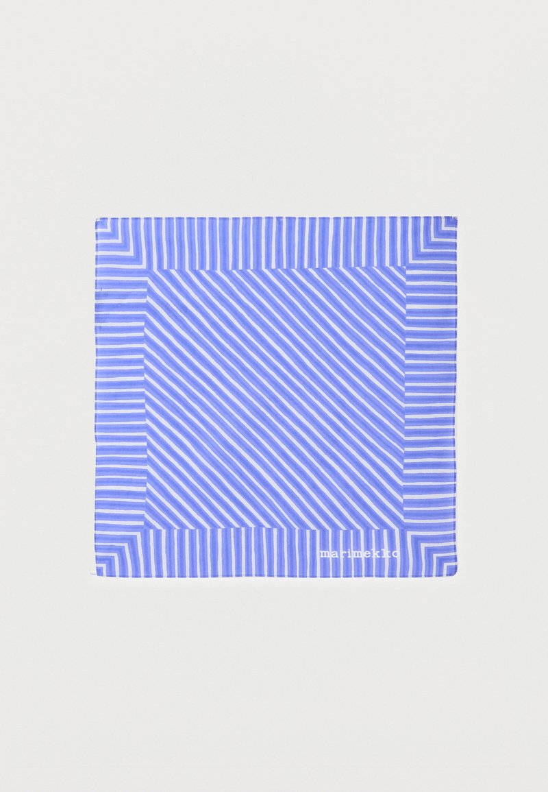 Plavi i bijeli kockasti materijal s dijagonalnim prugama u sredini i vertikalnim prugama koje stvaraju oblogu, mali bijeli tekst na donjoj ivici.