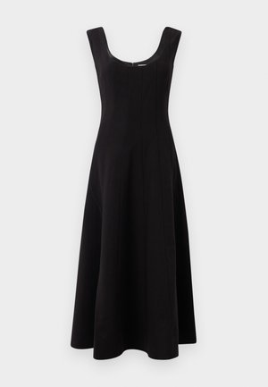 Vestido negro con escote redondo, diseño sin mangas y una silueta acampanada en A. Presenta detalles de costura vertical para dar estructura.