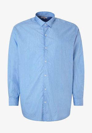 Chemise bleu clair à manches longues avec col et boutons blancs, confectionnée dans un tissu légèrement texturé.
