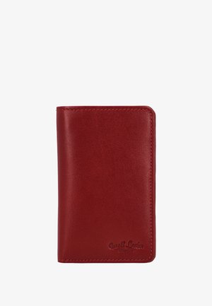 Raudonos odos piniginė su lygiu paviršiumi, stačiakampio formos ir sustiprintomis siūlėmis. Apatinėje dešinėje pusėje matomas įspaustas prekės ženklas.