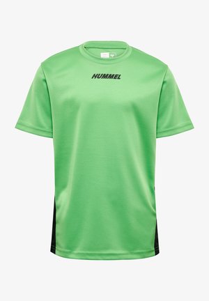 Grøn kortærmet sports skjorte lavet af glat, åndbart stof. Har sorte detaljer på siderne og "HUMMEL" logo i sort på forsiden.