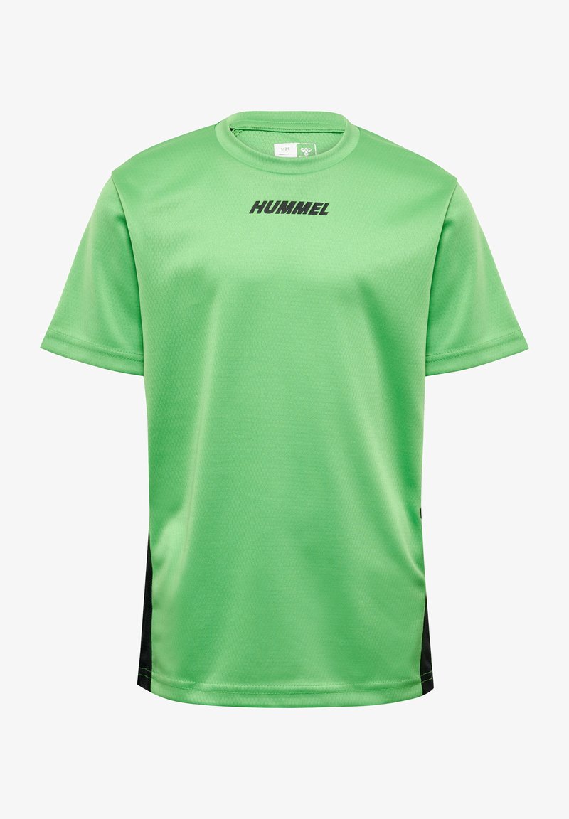 Grünes Kurzarm-Sportshirt aus glattem, atmungsaktivem Stoff. Mit schwarzen Akzenten an den Seiten und schwarzem "HUMMEL"-Logo auf der Vorderseite.