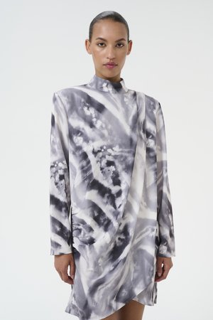 Abito a maniche lunghe in un motivo tie-dye grigio e bianco con scollatura alta e orlo asimmetrico, caratterizzato da un design drappeggiato. Realizzato in tessuto leggero.