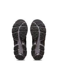 Černé běžecké boty s texturovanou gumovou podrážkou, vybavené hladkou šedou střední podrážkou a víceměrným vzorkem pro trakci a stabilitu.