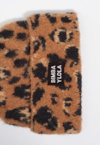 Tejido de estampado de leopardo en marrón y negro con una textura suave. Cuenta con una etiqueta negra cosida con texto blanco "BIMBA Y LOLA."