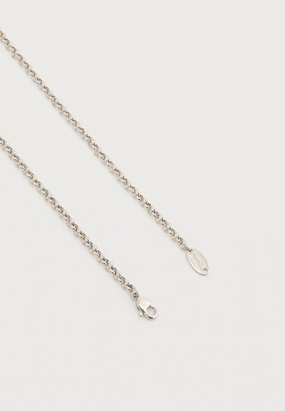 Ασημένιο κολιέ αλυσίδα με οβάλ ταμπελάκι και κούμπωμα καβουράκι σε απλό λευκό φόντο.