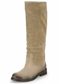 Langer beigefarbener Wildlederstiefel mit Diamantstruktur, runder Zehe, niedrigem Blockabsatz und dekorativer Naht entlang des Schafts.