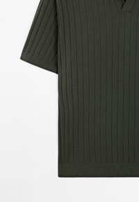 Chemise en maille à manches courtes gris foncé avec texture côtelée verticale et ourlet légèrement structuré.