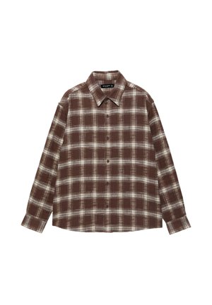 Barna és fehér kockás, hosszú ujjú, galléros ing, gombokkal, fehér háttéren lefektetve.