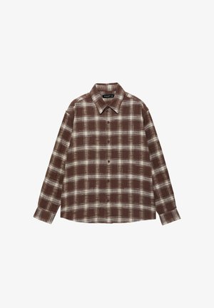 Barna és fehér kockás, hosszú ujjú, galléros ing, gombokkal, fehér háttéren lefektetve.