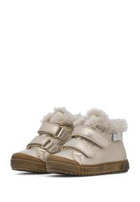 Metalliska guld barnskor med fuskpälsinredning, kardborreband och gummisålar. Har en rund tå och strukturerad ovansida.