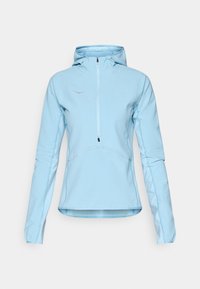 Casaco de pullover azul claro com capuz, fecho à frente, mangas longas, tecido texturizado e costura contrastante. Inclui um pequeno logotipo no peito.
