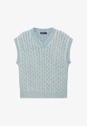 Svetlomodrá pletená vesta bez rukávov s vrkočovým vzorom, rebrovaným výstrihom do V a rebrovanými otvormi na ruky a lemom.