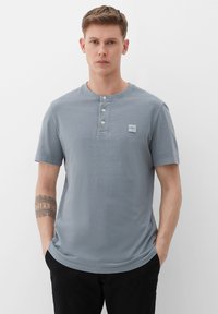 s.Oliver MIT HENLEY-AUSSCHNITT - Navadna majica - schiefergrau
