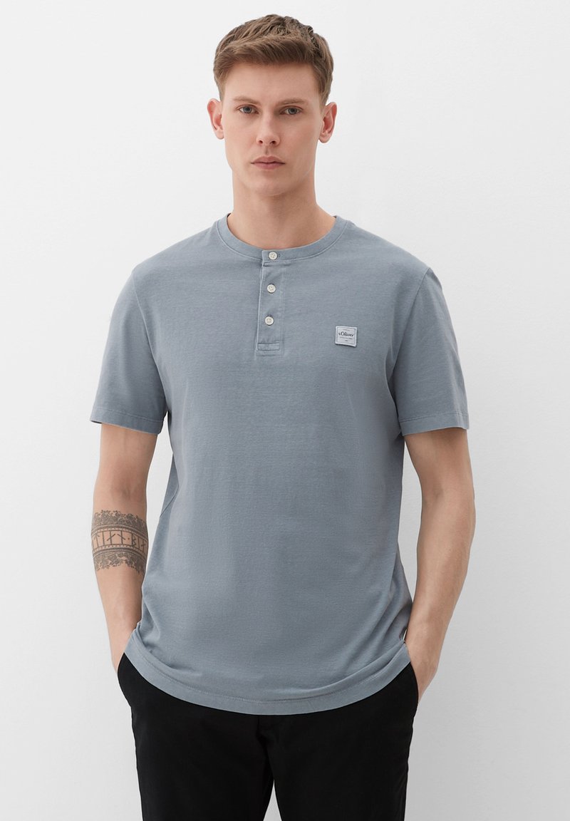 s.Oliver MIT HENLEY-AUSSCHNITT - Navadna majica - schiefergrau