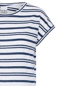 Chemise blanche à manches courtes avec des rayures horizontales bleu marine de différentes épaisseurs et un col rond.