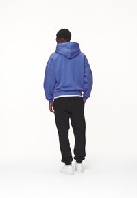 Pegador LOGO OVERSIZED  - Jersey con capucha - washed retro blue/white gum