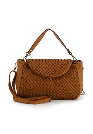 Hnědá kožená kabelka se strukturou proplétaného vzoru, klopovým uzávěrem, krátkým uchem a odnímatelným dlouhým ramenním popruhem na bílém pozadí.