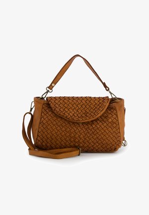 Hnědá kožená kabelka se strukturou proplétaného vzoru, klopovým uzávěrem, krátkým uchem a odnímatelným dlouhým ramenním popruhem na bílém pozadí.