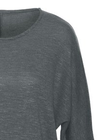 Grauer Strickpullover mit weitem Ausschnitt, lockerer Passform und langen Ärmeln. Der Stoff hat eine dezente Textur.