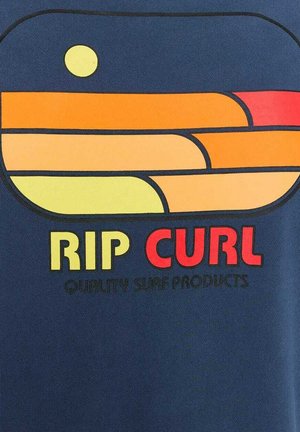 T-shirt bleu marine avec un design graphique superposé en formes orange, jaune et rouge, avec le texte "RIP CURL" en couleurs vives en dessous.