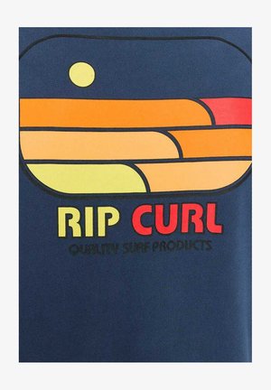 Marineblå t-shirt med et lagdelt grafisk design i orange, gul og rød form, med "RIP CURL" tekst i fede farver nedenfor.