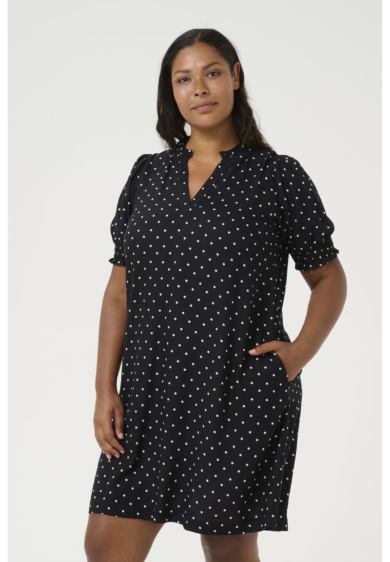 Kaffe Curve KAFFE CURVE KCBEATHEA SHORT SLEEVE DRESS - Freizeitkleid - black chalk dot