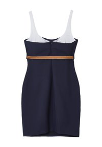 Navyblaues Kleid mit weißem oberen Abschnitt, figurbetontem Design, dünnen Trägern und einem braunen Akzentgürtel. Glatte Textur, knielang.