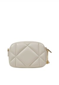 Borsa a tracolla in pelle beige con un design trapuntato, hardware dorato e una tracolla a catena. Forma rettangolare con motivi a rombo imbottiti.