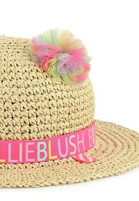 Chapeau en paille avec un large bandeau rose affichant des lettres multicolores. Présente un accent en pompon en tulle multicolore sur le côté.