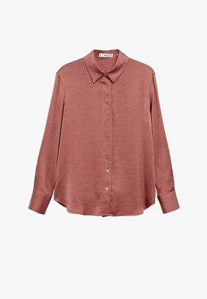 Langærmet støvet rosa satinbluse med spids krave, skjult knaplukning og brede manchetter.