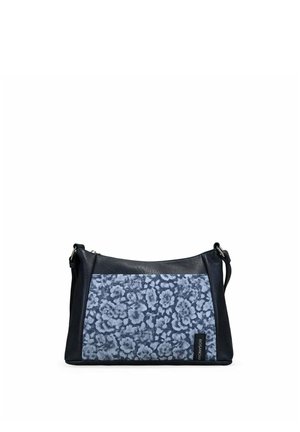 Bolso bandolera negro con panel de tela floral azul grisáceo y correa ajustable, forma rectangular y pequeña etiqueta de marca en el frente.