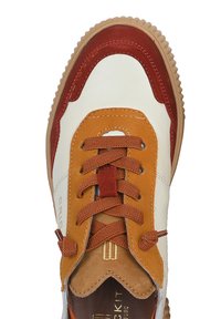 Wielokolorowe sneakersy z białej skóry, akcentami z brązowego i pomarańczowego zamszu, okrągłymi sznurówkami oraz teksturowaną gumową podeszwą z żebrowanymi krawędziami.