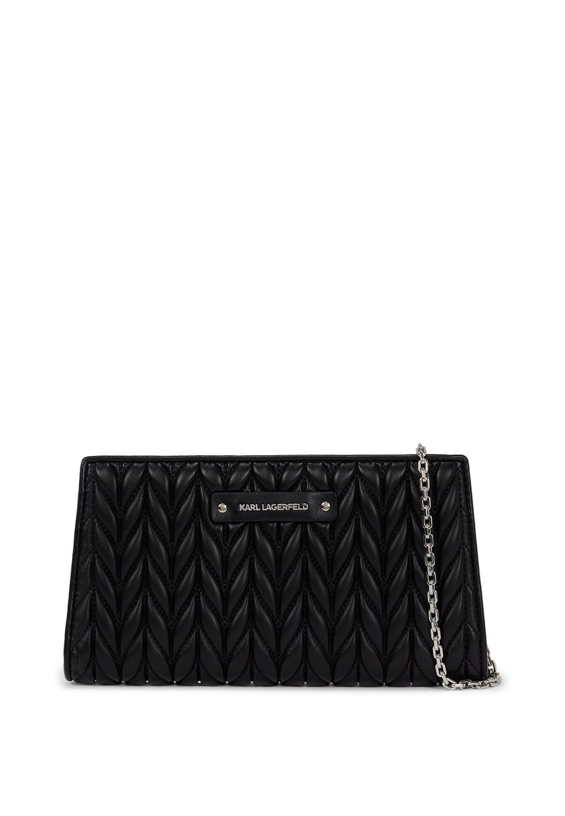 Clutch in pelle nera con texture trapuntata e intrecciata. Presenta una tracolla in catena argentata e una placca logo argentata stampata sul davanti.