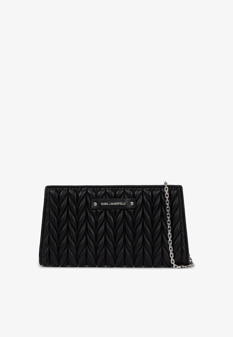 Clutch preto em pele com textura acolchoada e trançada. Apresenta uma alça de corrente prateada e uma placa de logotipo prateada em relevo na parte da frente.