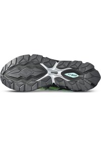 Sola di scarpa sportiva nera con scanalature profonde, ammortizzazione integrata e marchio FFBlast. Accenti metallici e modelli testurizzati migliorano la presa.