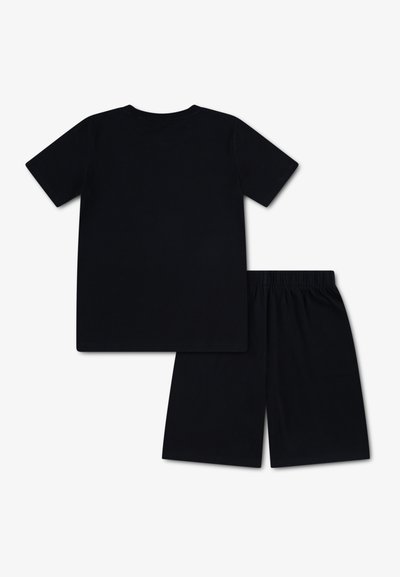 Μαύρο βαμβακερό μπλουζάκι με κοντά μανίκια και ταιριαστά σορτς. Το σετ διαθέτει απλό σχέδιο και ελαστική μέση στα σορτς.