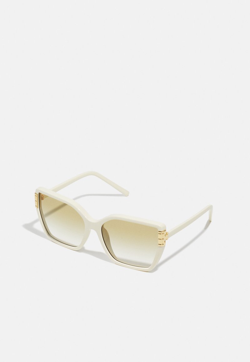Ochelari de soare rectangulari bej cu lentile degradé. Ramă groasă din plastic cu accente aurii pe tâmple. Textură netedă.