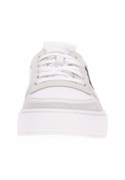 Sneaker bianco e grigio chiaro con chiusura con lacci, caratterizzato da superfici in suede e lisce, suola in gomma texturizzata e design minimalista.
