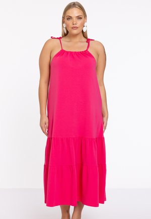 Fuchsia maxi-jurk met spaghetti-bandjes, gathered halslijn en gelaagde ruches aan de onderkant. Gemaakt van zachte stof. Glad textuur overal.