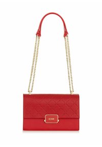 Czerwona torebka z ekoskóry z złotym łańcuchem na ramię, pikowana tekstura, zapięcie z przodu i prostokątny kształt.