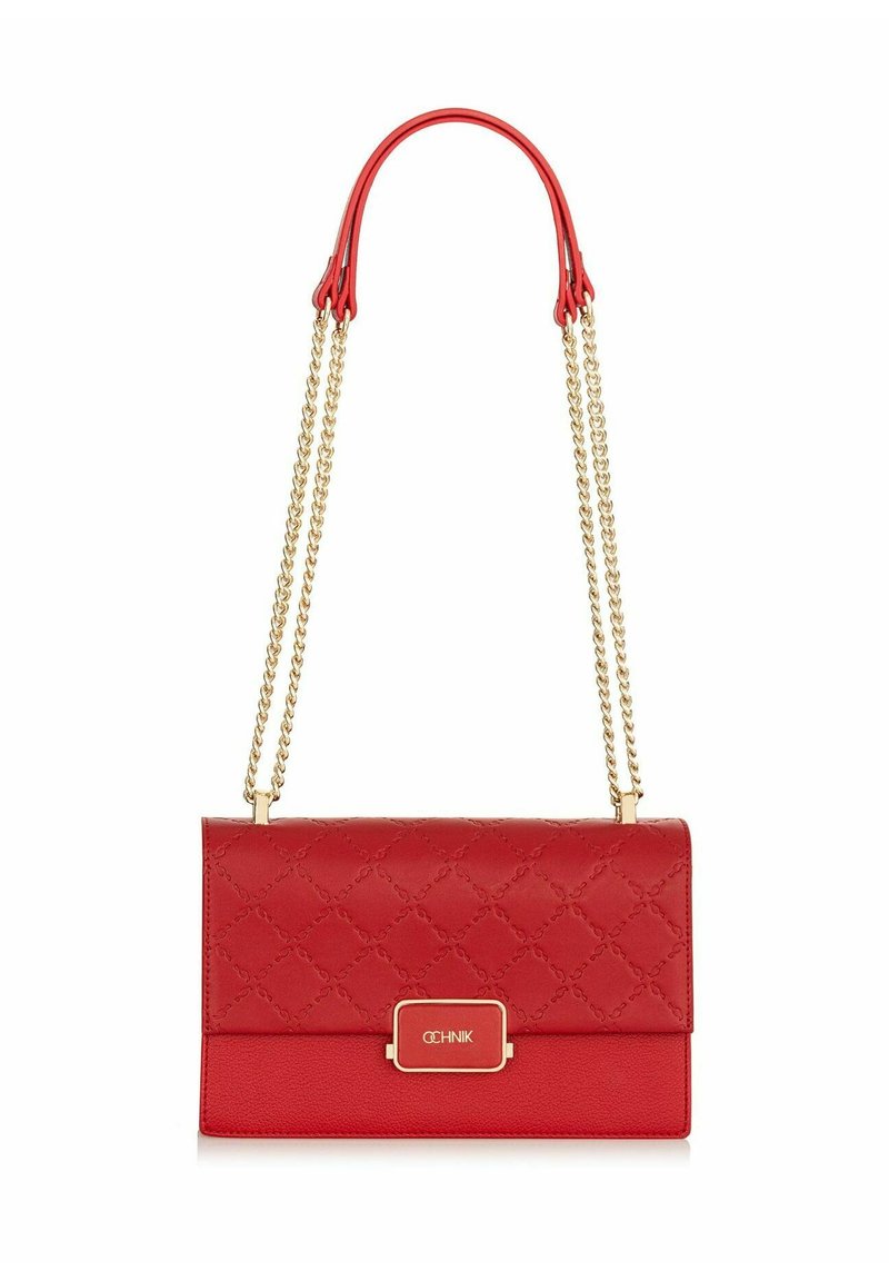 Czerwona torebka z ekoskóry z złotym łańcuchem na ramię, pikowana tekstura, zapięcie z przodu i prostokątny kształt.